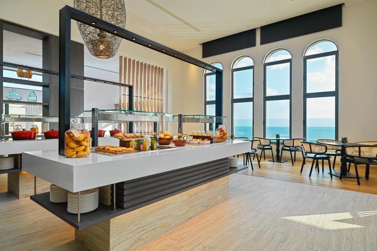 Malta Marriott Resort & Spa Saint Julian's Екстериор снимка The Club at the airport