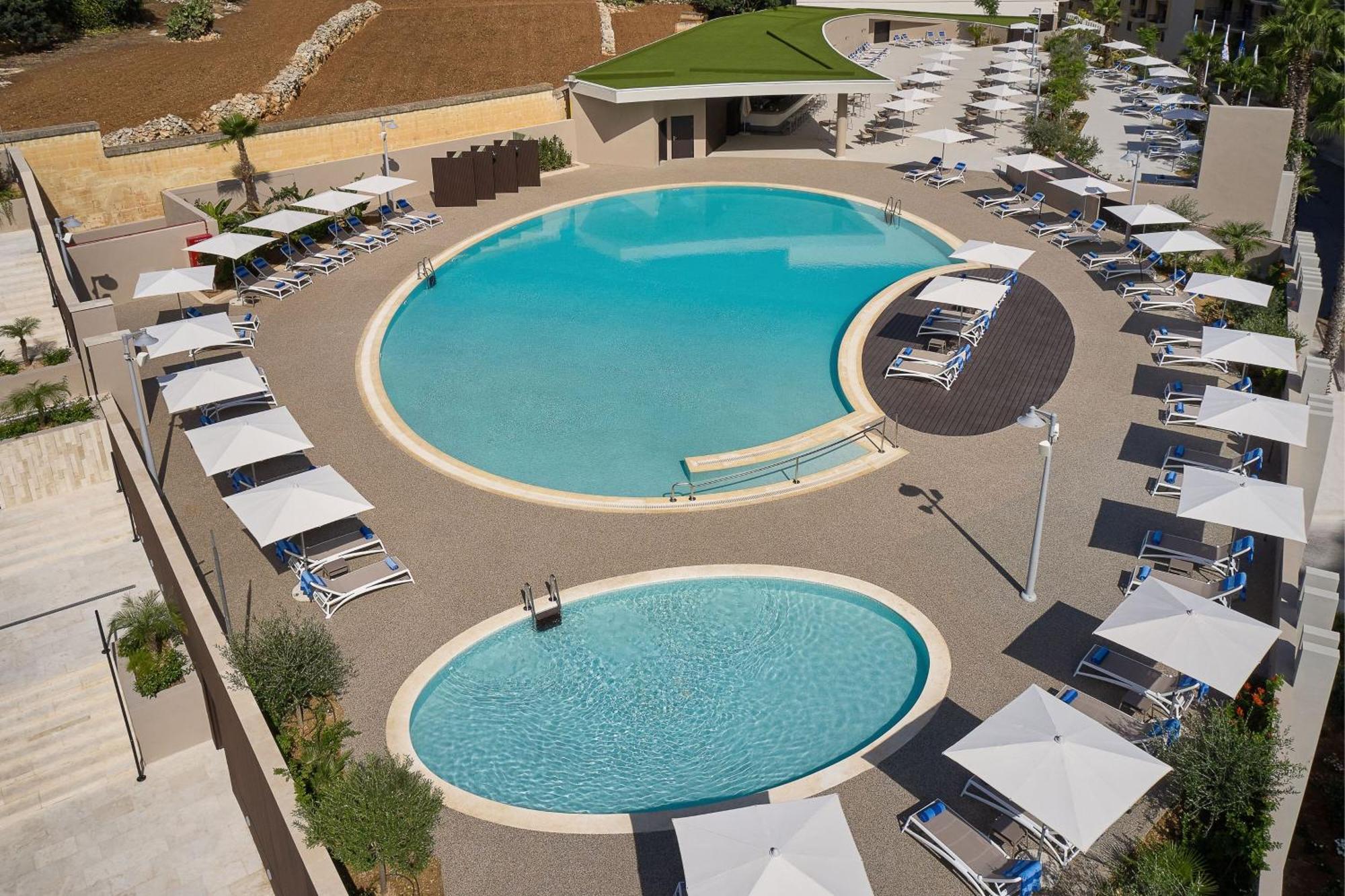 Malta Marriott Resort & Spa Saint Julian's Екстериор снимка The swimming pool at the hotel