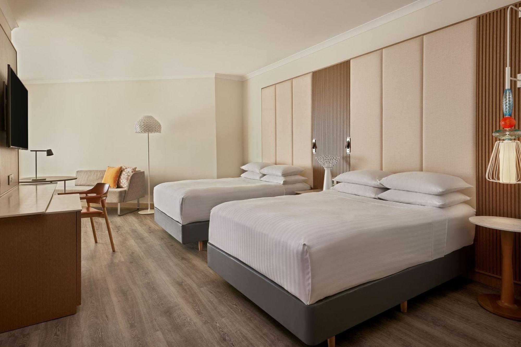 Malta Marriott Resort & Spa Saint Julian's Екстериор снимка A guest room at the Hilton Garden Inn in San Francisco