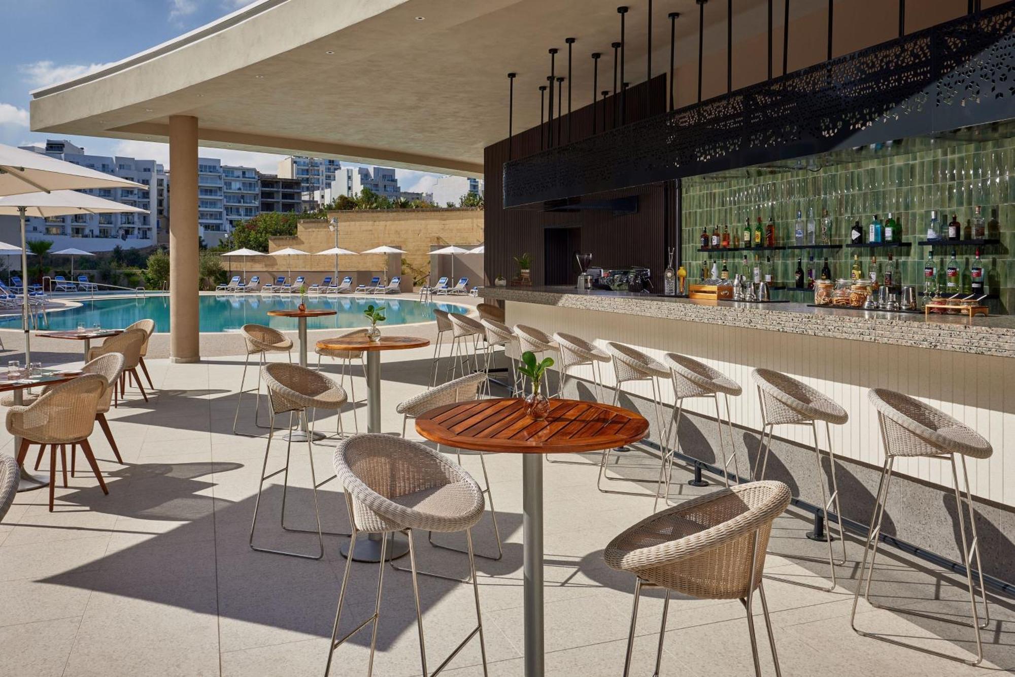 Malta Marriott Resort & Spa Saint Julian's Екстериор снимка The bar at the pool
